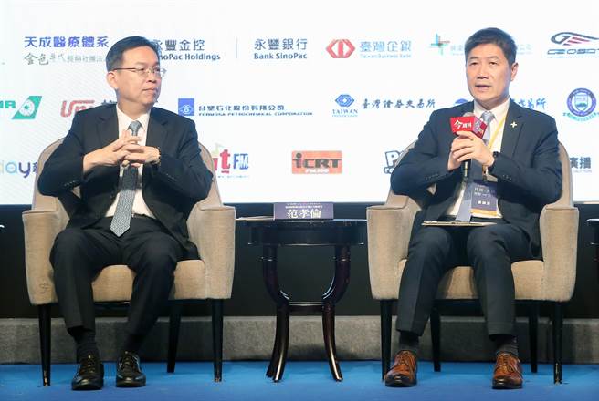 交通部民用航空局長林國顯（左起）及桃園國際機場公司總經理范孝倫29日出席「今周刊台灣大未來國際高峰會」，討論綠色運輸的相關議題。（范揚光攝）