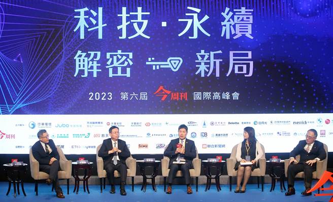 今周刊研發長王之杰（左起）、交通部民用航空局長林國顯、桃園國際機場公司總經理范孝倫、中華航空資深副總經理彭寶珠及長榮航空首席副總經理何慶生29日出席「今周刊台灣大未來國際高峰會」，討論綠色運輸的相關議題。（范揚光攝）