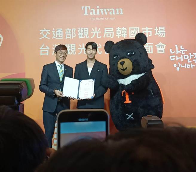左起觀光局副局長林信任、韓國影集《魷魚遊戲》魏嘏雋、台灣喔熊(簡立欣攝)