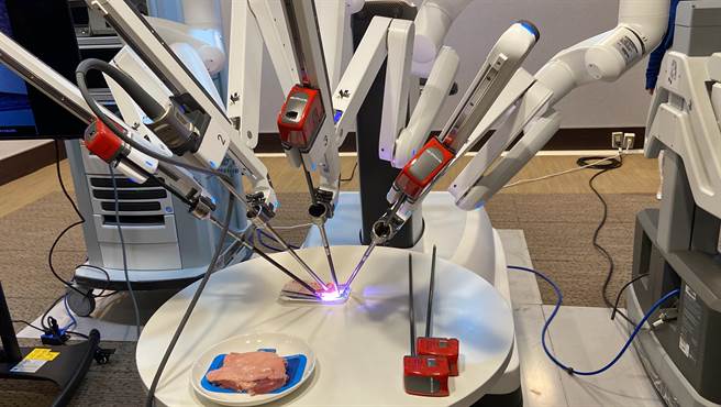 宜兰县罗东博爱医院自去年引进最新第四代达文西机器人手臂系统后，广泛运用于各类癌症手术和小型结构式手术，半年内累积破百例个案。（吴佩蓉摄）