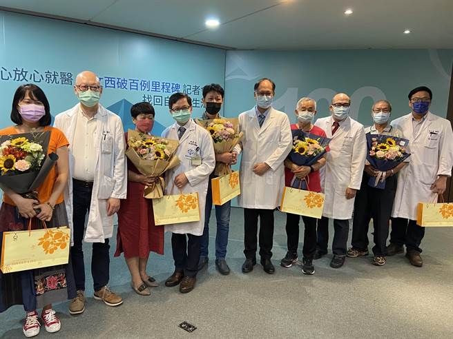 6位个案与家属也到场与医护相见欢并表示感谢，场面相当温馨。（吴佩蓉摄）