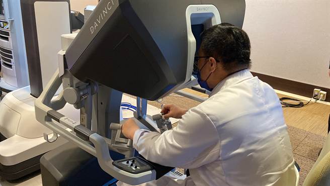 现场示范达文西手臂缝补樱桃鸭，展现微创手术小范围、精准快速的特色。（吴佩蓉摄）