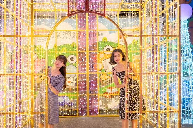 (up)深澳月台旁设置梦幻礼物盒场景，搭配可爱的吉祥物等艺术装置，可一同拍摄照片留下美好回忆。（新北市政府提供／张志康新北报导）