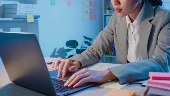 一名男子问网友最夸张加班到几点。（图／示意图，达志影像）