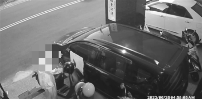 向嫌跑到被害人家骑楼下翻找机车上的零钱。（翻摄照片／高雄洪靖宜传真）