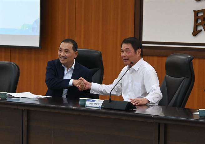 新北市长侯友宜与苗栗县长锺东锦目前在县府展开县市政交流会议。（李京升摄）