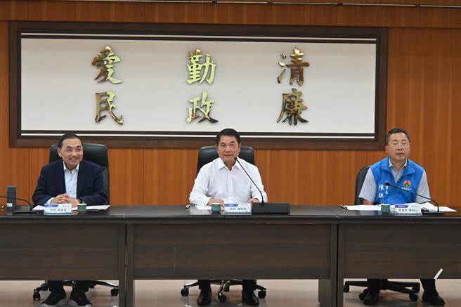 新北市长侯友宜（左）与苗栗县长锺东锦（中）展开县市政交流。（李京升摄）