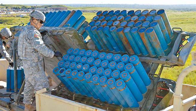 美軍將40個實彈罐裝入火山布地雷系統中。（摘自美國陸軍官網）