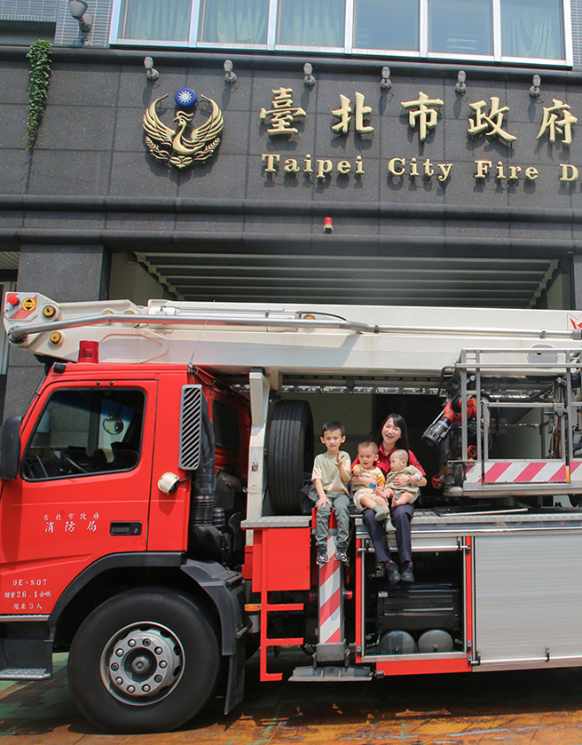 35歲的洪修琳，身處男人國裡，有三個可愛的兒子：老大泰德（TED）六歲，老二泰迪（TEDDY）兩歲，老三泰勒（TYLER）還是個喝奶奶五個多月大的寶寶。(圖/ 嬰兒與母親提供）