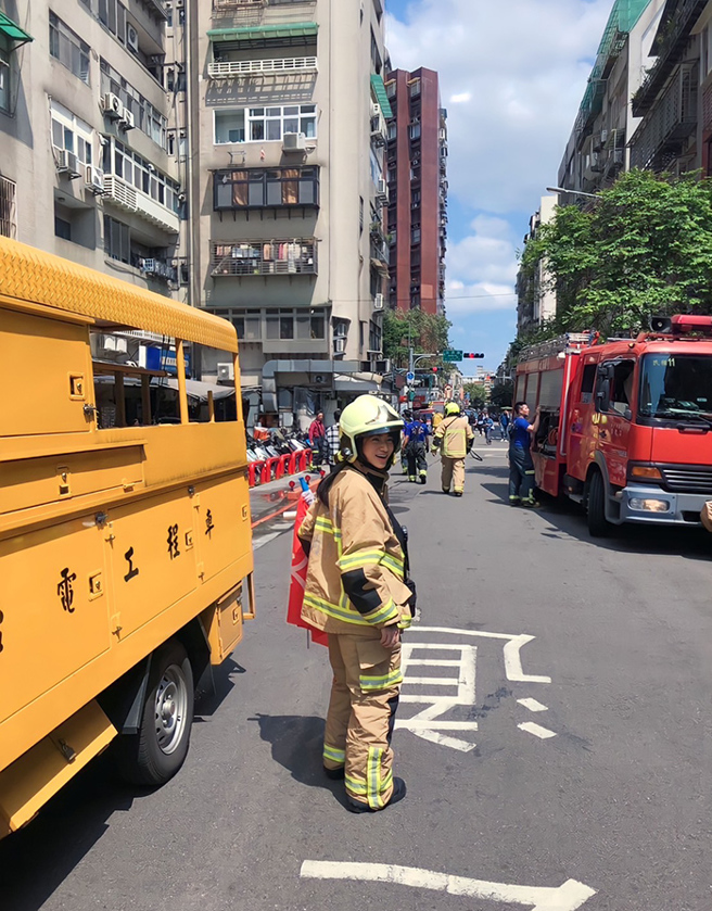 火災現場光裝備，全身上下加起來將近24公斤。洪修琳穿起來更顯嬌小。（圖片提供／洪修琳）