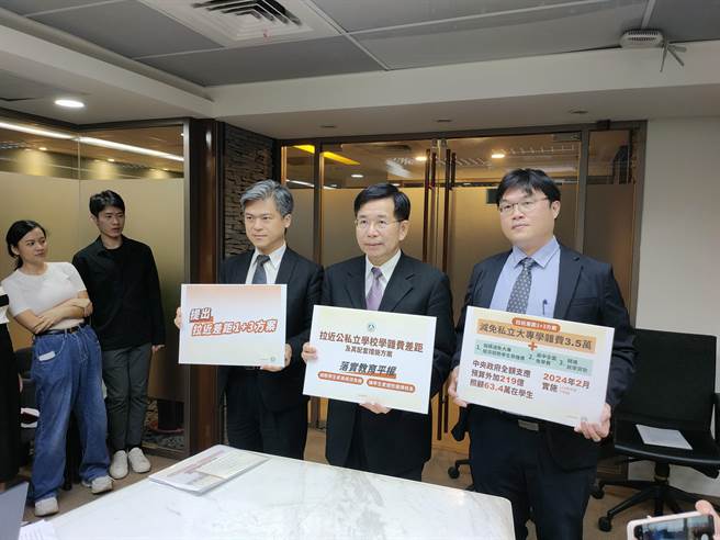 行政院今(29)日宣布「拉近公私立学校学杂费差距及配套措施方案」，教育部长潘文忠(中)之后与高教司长朱俊彰(右)、国教署长彭富源(左)一同接受媒体联访。(李侑珊摄)