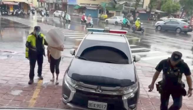 刘姓男子（左二）因为翻找食物银行的冰箱与站长陈女发生纠纷，楠梓警方将刘男带回派出所调查。（翻摄照片／林瑞益高雄传真）