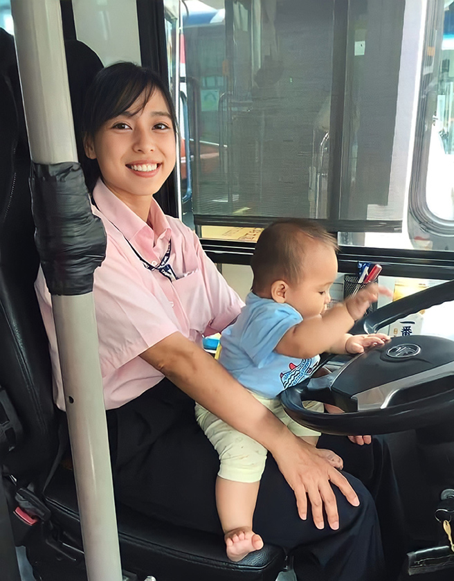 從小陪媽媽在公車站工作的孩子，沒有發動的公車成了他們的大玩具。（圖片提供/吳佩蓉）