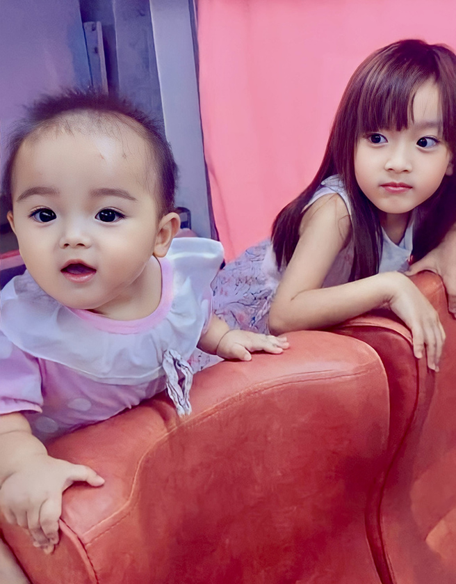 從小陪媽媽在公車站工作的孩子，沒有發動的公車成了他們的大玩具。（圖片提供/吳佩蓉）