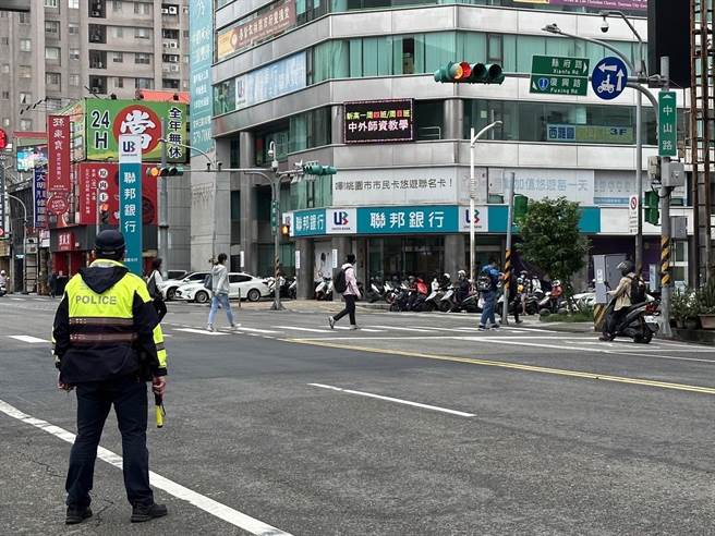 警方将持续加强取缔「路口不停让行人」外，也会将「行人违规穿越道路」列为交通执法的重点工作。（翻摄照片／蔡依珍桃园传真）