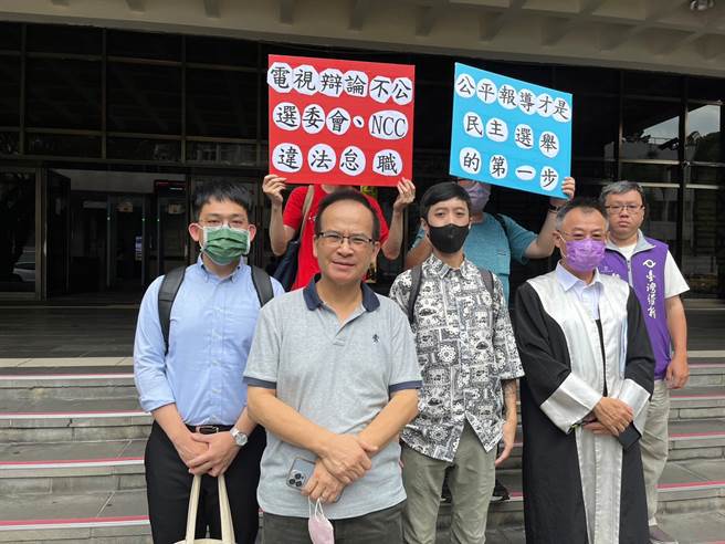 去年台北市长选举期间，参选人苏焕智的助理朱翊铭闯入主办电视辩论会的三立电视台，在准备拉抗议布条时被警卫人员压制带走，事后三立与TVBS向苏焕智（图左二）与朱提出妨害自由等罪的告诉。（林伟信摄）