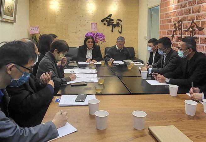 立委陳玉珍（後排中）已要求民航局協調航空業者，自7月份起，台金航線的座位將增加約15％。（圖／陳玉珍辦公室提供）