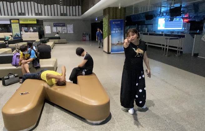 台金空中交通一票難求，不少旅客還在機場苦等候補到已熄燈關門還不願離去。（于家麒攝）