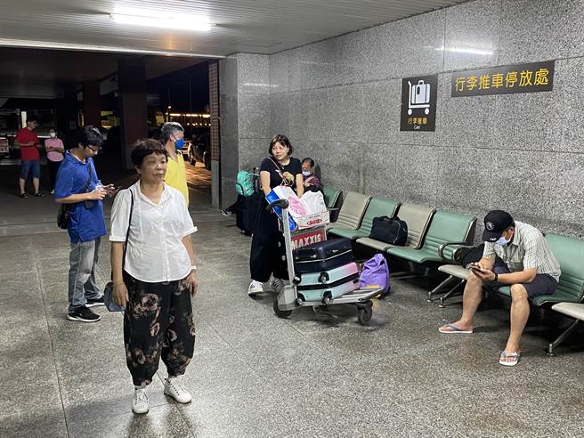 連日來各家航空班機候補人數都在個位數，不少旅客從白天等到天黑都補不上機位，嚴重損及觀光形象。（于家麒攝）
