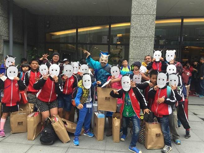 照顧沒機會看戲的孩子，紙風車持續推動「藝術待用券」。圖為過去前來看戲的社福團隊孩子。（紙風車劇團提供）