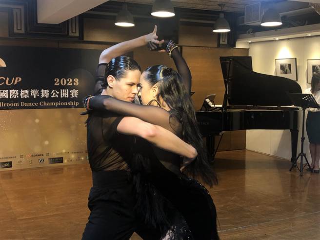 2023 CTC世界杯国际标准舞公开赛将于7月8日在台北小巨蛋登场，记者会上来自乌克兰21岁以下拉丁舞世界冠军选手Denys Fediuk ＆ Yuliia Korolyk也带来表演。（张芷瑜摄）