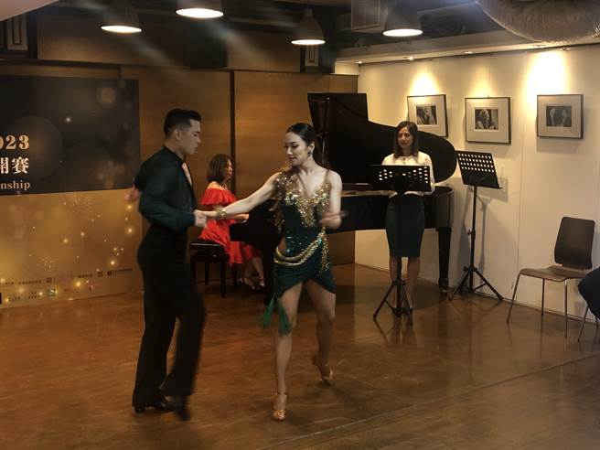 2023 CTC世界杯国际标准舞公开赛将于7月8日在台北小巨蛋登场，记者会上邀请将参与比赛的舞者们带来精湛表演。（张芷瑜摄）