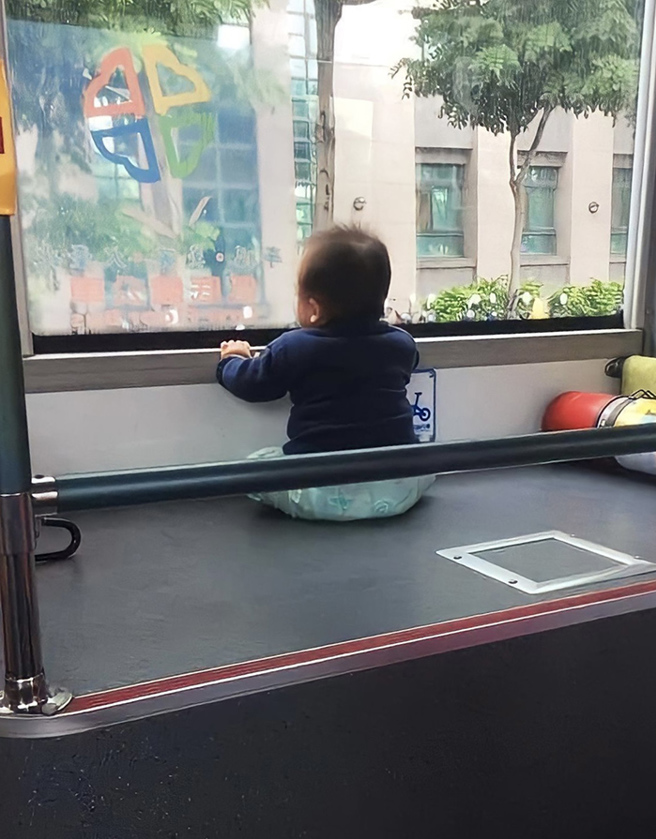 身為單親媽媽，當孩子沒人照顧時，也只能把孩子帶在身邊一起工作。（圖片提供/吳佩蓉）