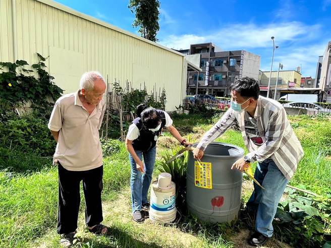 頭份市長羅雪珠與頭份市衛生所主任徐春仕聯手拍宣導短片防治登革熱。（頭份市公所提供／謝明俊苗栗傳真）