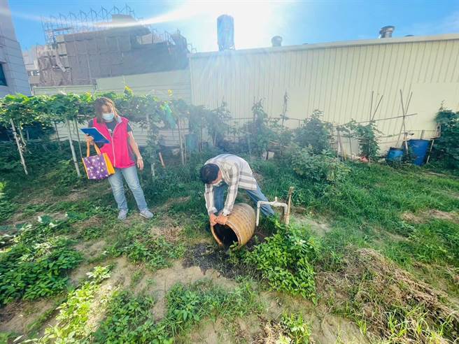 頭份市衛生所主任徐春仕率領同事清理菜園內積水容器。（頭份市衛生所提供／謝明俊苗栗傳真）