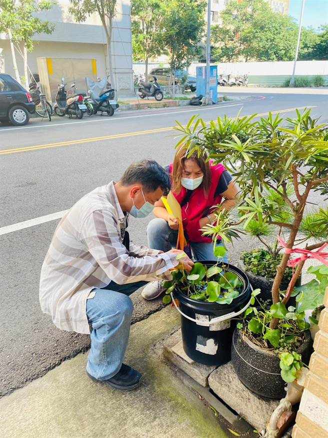 頭份市衛生所主任徐春仕率領同事清理家庭栽種植物容器積水。（頭份市衛生所提供／謝明俊苗栗傳真）