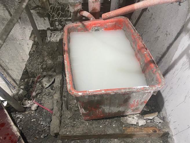 環保局查獲大里區德芳南路1處工地稍早清洗披土桶槽，所產生之廢水未有效收集處理，直接排入側邊水溝，其廢水沿溝渠流入大里運動公園旁大排。（台中市議員江和樹提供／潘虹恩台中傳真）