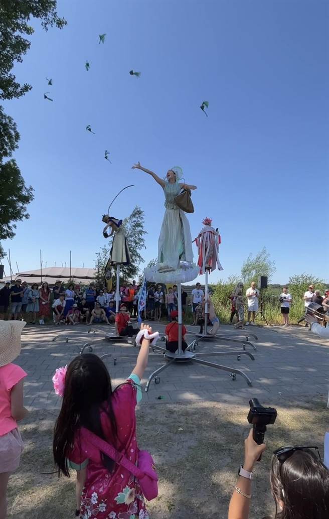 國家文藝獎得主何曉玫作品《默島新樂園》赴歐洲巡演，帶觀眾感受台灣節慶的熱鬧。（何曉玫MeimageDance提供／李欣恬台北傳真）