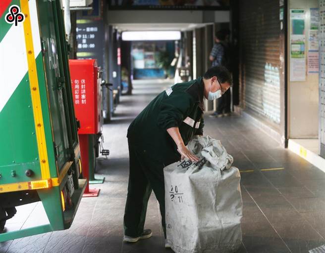 網購包裝減量政策自7月1日起上路，台北市環保局年底前主要稽查對象為152家大型業者。（本報資料照片）
