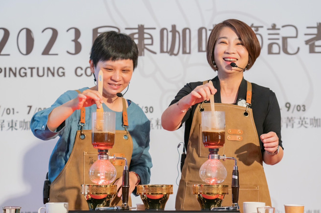 周春米（右）邀请大家来屏东品尝咖啡、体验原汁原味的咖啡文化。（图 / 取自周春米脸书）