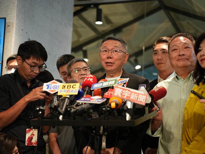 民眾党总统参选人柯文哲29日强调每位立法委员的最大利益，应该还是党的最大利益，如此一来不仅让小鸡们很焦虑，整个党也都会很焦虑。(黄敬文摄)