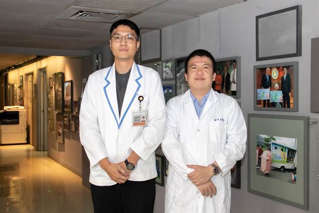 台东基督教医院身心科主任黄怀德医师（右）、临床心理师潘序彊皆为东基失智共同照护中心的成员，共同照护台东的失智长辈。（东基医院提供／蔡旻妤台东传真）