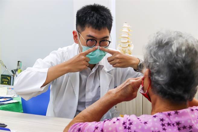 台东基督教医院每周五上午在神经内科开设银髮智慧门诊，医师施昱丞（左）为有需要的长辈看诊。（东基医院提供／蔡旻妤台东传真）