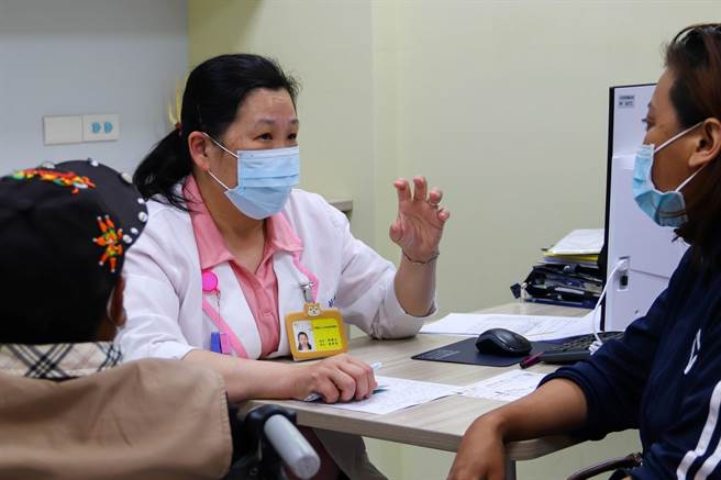 东基失智共照中心个案管理师（中）会适时提供失智症家属因应的照顾方式，或协助、转介长辈使用适合的长照资源。（东基医院提供／蔡旻妤台东传真）