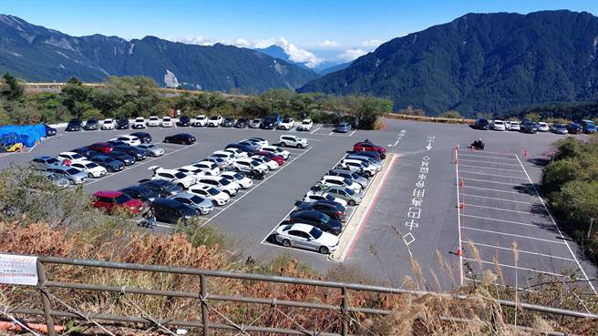 太管处将于7月2日至6日吊挂大理石避难山屋所需建材，届时合欢山小风口停车场将封闭。（太管处提供／王志伟花莲传真）