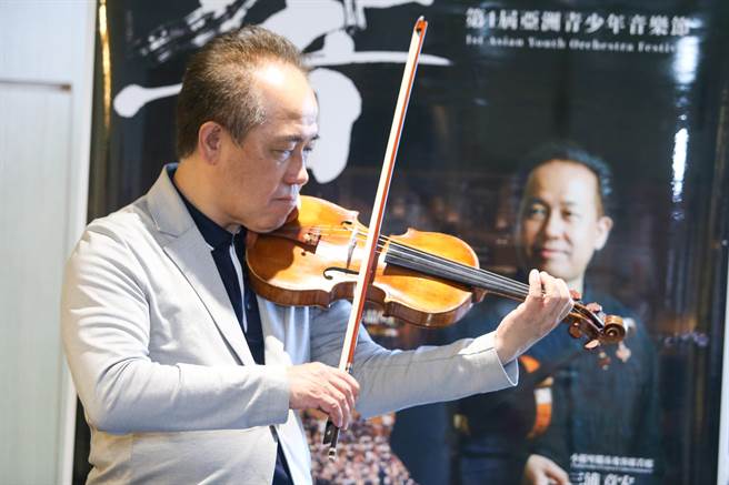 中坜青少年管弦乐团邀请日本知名音乐家三浦章宏来台演出，三浦章宏为日本东京爱乐交响乐团首席，其乐团每年在日本举办四百多场音乐会。（陈麒全摄）