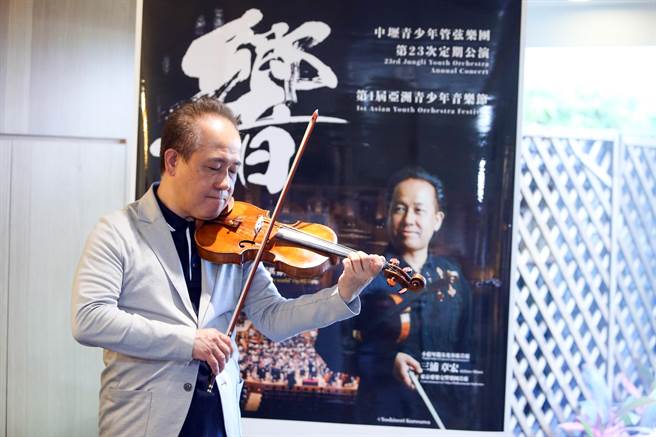 中坜青少年管弦乐团邀请日本知名音乐家三浦章宏来台演出，三浦章宏为日本东京爱乐交响乐团首席，其乐团每年在日本举办四百多场音乐会。（陈麒全摄）