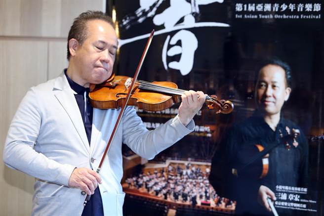 中坜青少年管弦乐团邀请日本知名音乐家三浦章宏来台演出，三浦章宏为日本东京爱乐交响乐团首席，其乐团每年在日本举办四百多场音乐会。（陈麒全摄）