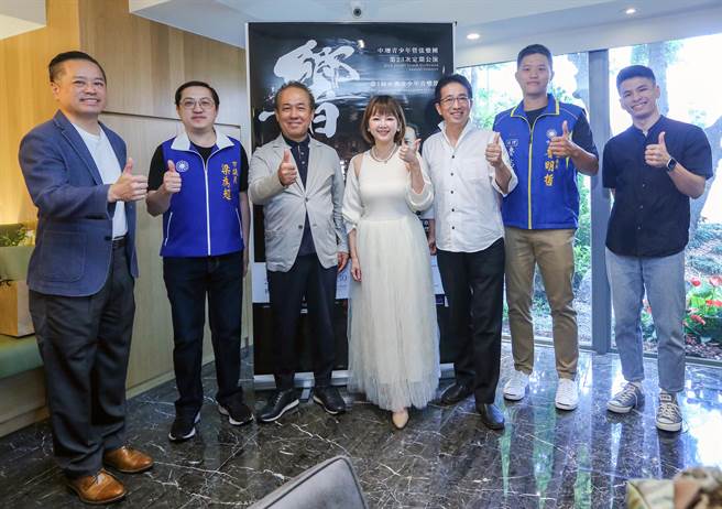 中坜青少年管弦乐团将于7月2日邀请日本东京爱乐管弦乐团首席三浦章宏（左三），共同演奏巴哈小提琴协奏曲等经典古典乐曲。（陈麒全摄）