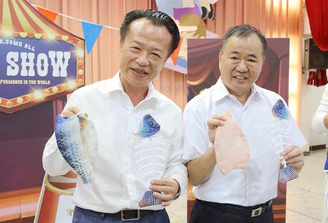 渔业署长张致盛（右）、嘉义县长翁章梁还以吴郭鱼玩具布偶上演「挑鱼刺Live吃播秀」，传授孩子们挑鱼刺正确撇步。（吕妍庭摄）