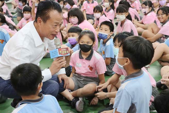 会中嘉义县长翁章梁随机问学童知道什么鱼？全场疯狂举手抢答。（吕妍庭摄）