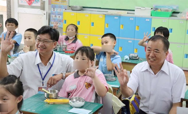 会后渔业署长张致盛也实地了解学童营养午餐食用鱼肉的状况，学童都夸加菜的鱼肉厚呷！（吕妍庭摄）