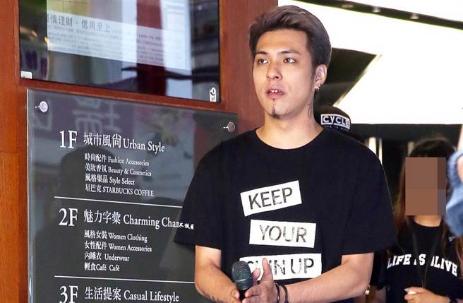 嘎嘎卸下明星姿态，用本名潘俊佳回归热爱的舞台。（资料照）