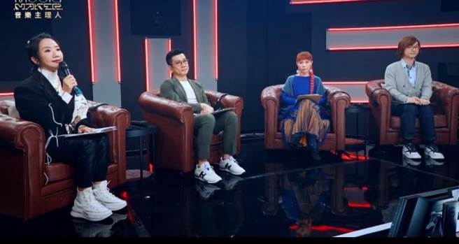 陶晶莹（左起）、陈子鸿、许哲佩、林隆璇对于《音乐主理人》选手超狂改编经典皆表示服了。（东风卫视提供）