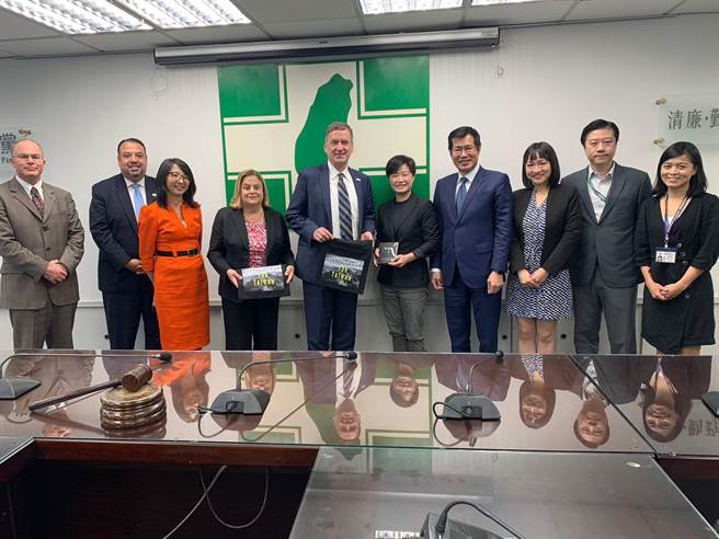 美威尔逊国际学人中心拜会民进党 ，葛林：乌俄战争对两岸情势有相当启示。（民进党提供）