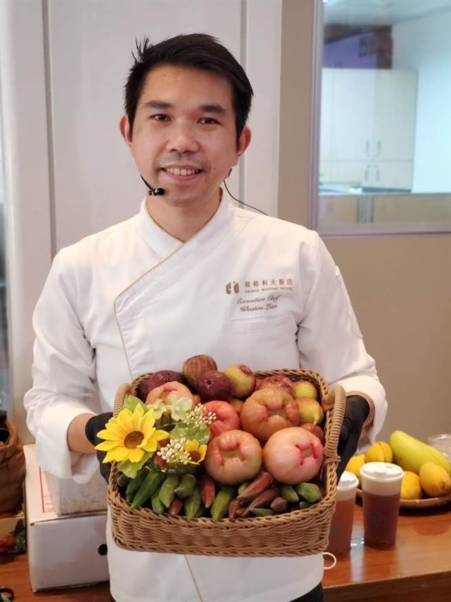 雲林縣環保局以全縣廚餘生產的雲溉肥，用於種有機蔬果既健康又美。（周麗蘭攝）